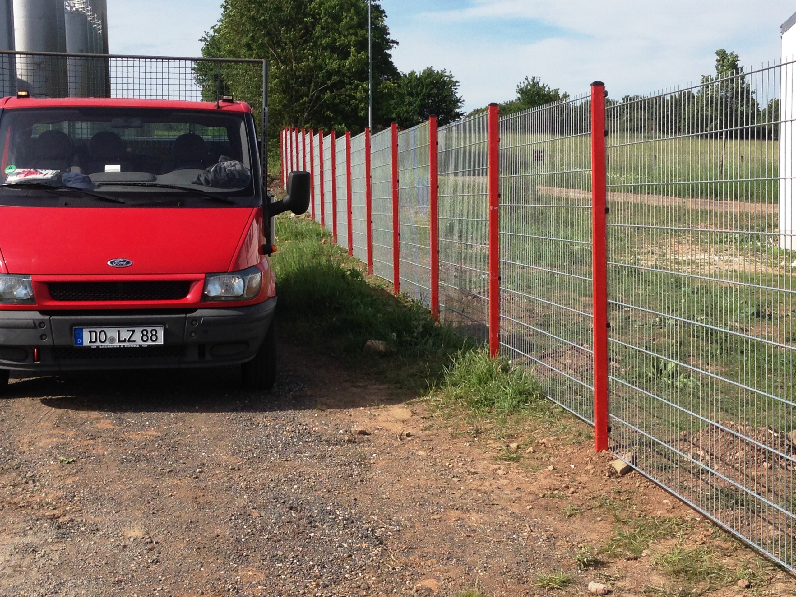 Dienstwagen_und_Zaun